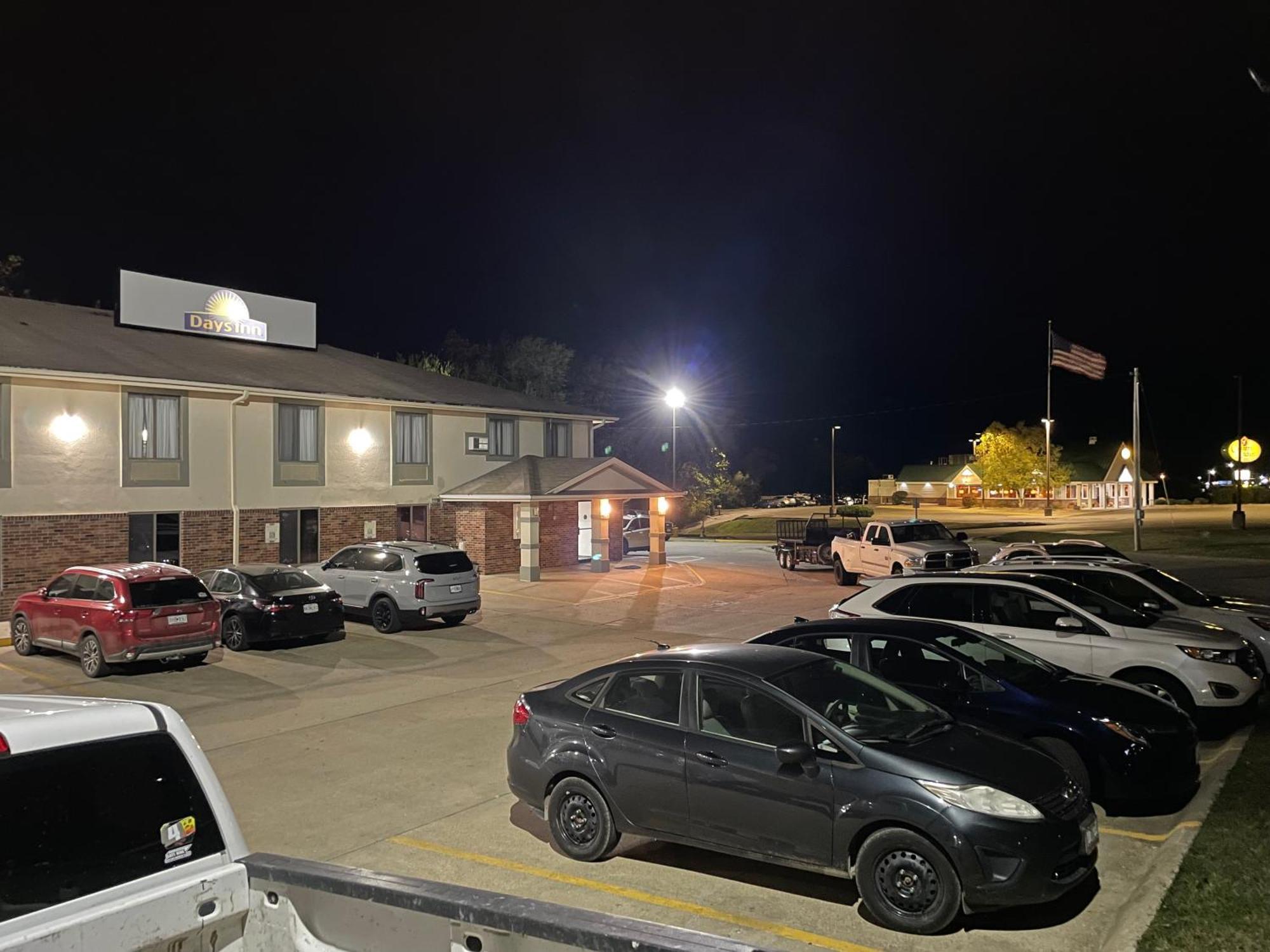 Days Inn By Wyndham Warrensburg Exterior foto